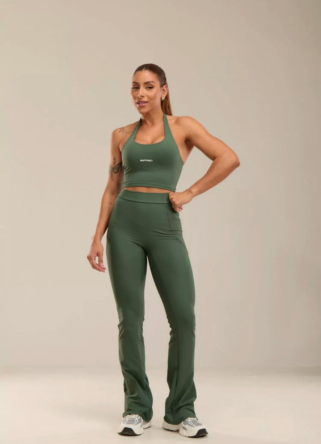 Conjunto Fitness calça flare e blusa frente única